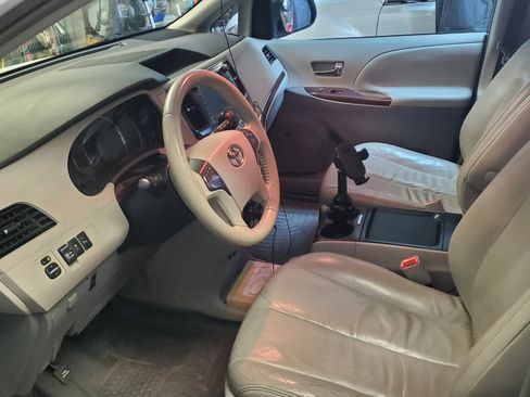 Used 2011 Toyota Sienna XLE image 8