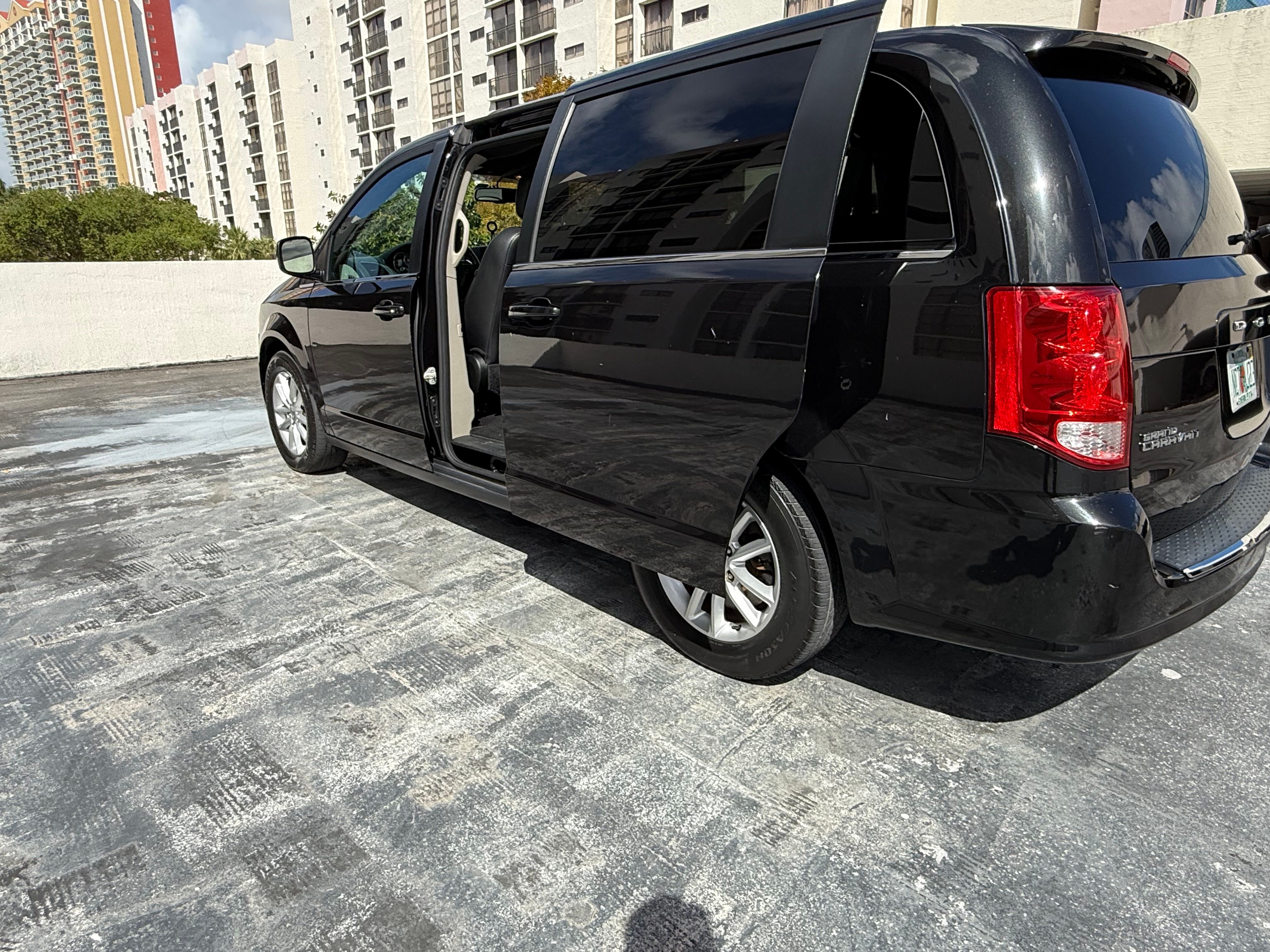 Used 2018 Dodge Grand Caravan SXT FWD image 6