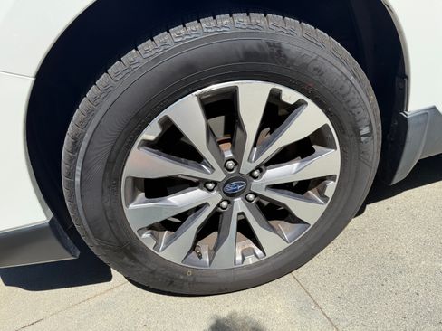 Used 2018 Subaru Outback 3.6R Touring AWD/4WD image 6