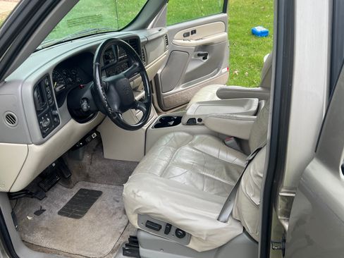 Used 2001 Chevrolet Suburban LT w/ LT Preferred Equipment Group image 15