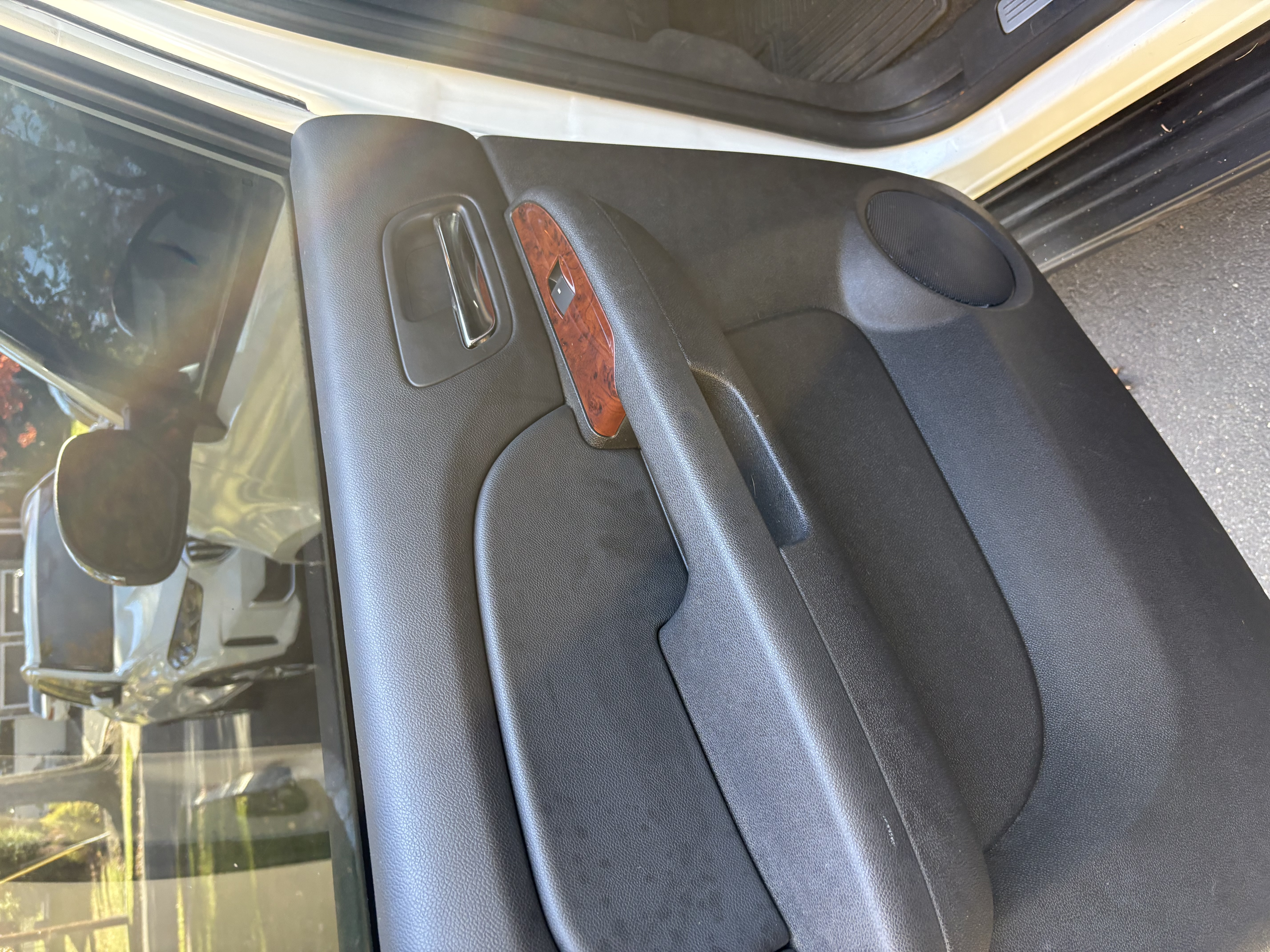 Used 2012 Chevrolet Avalanche LTZ AWD/4WD image 21