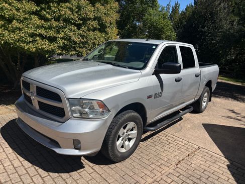 Used 2017 RAM 1500 Express AWD/4WD image 4