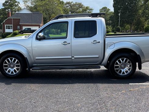Used 2011 Nissan Frontier SL RWD image 5