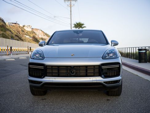 Used 2020 Porsche Cayenne Turbo image 4