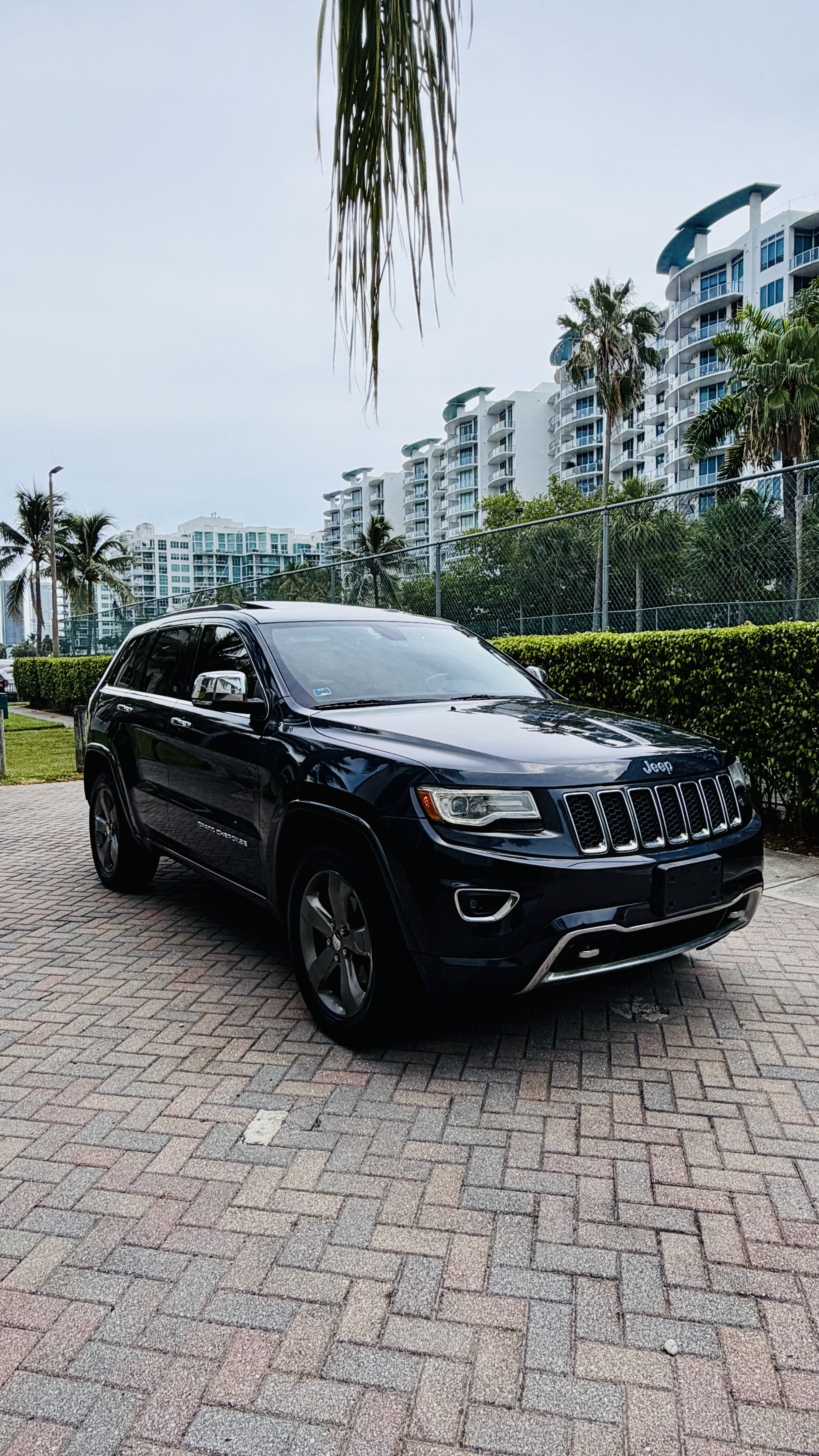 Used 2014 Jeep Grand Cherokee Overland AWD/4WD image 4