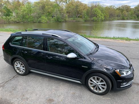 Used 2017 Volkswagen Golf Alltrack SE AWD/4WD image 2