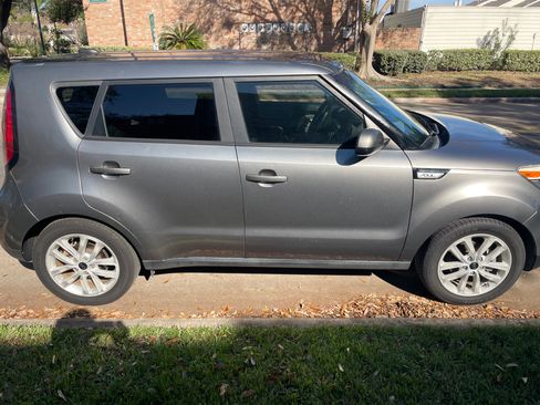 Used 2017 Kia Soul + image 5