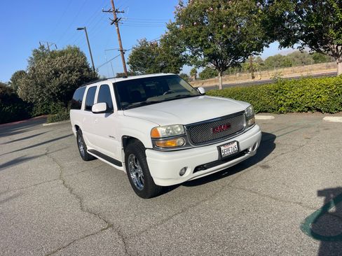 Used 2004 GMC Yukon XL Denali image 2