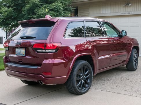 Used 2019 Jeep Grand Cherokee Altitude image 4