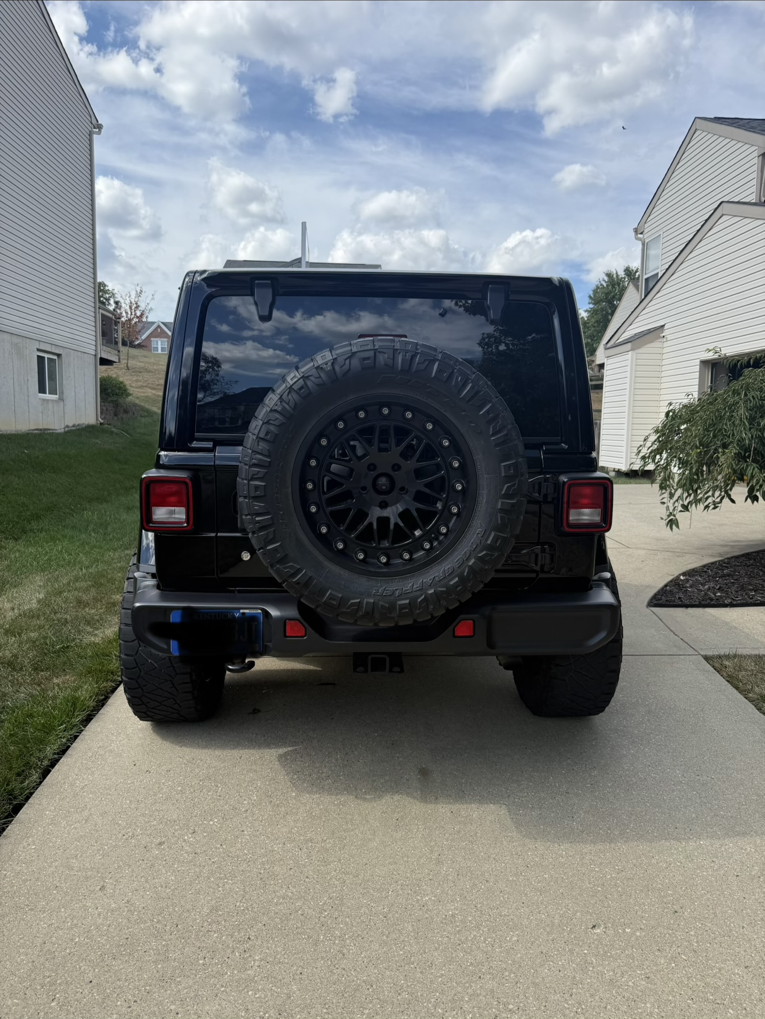 Used 2020 Jeep Wrangler Unlimited Sahara w/ Uconnect 4C Nav & Sound Group AWD/4WD image 2