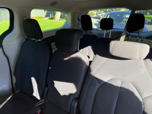 Used 2019 Chrysler Pacifica Touring Plus w/ Tire & Wheel Group image 9