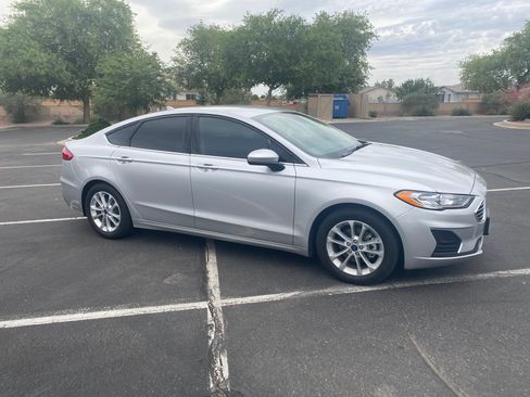 Used 2019 Ford Fusion SE FWD image 2