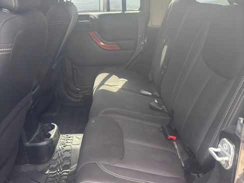 Used 2014 Jeep Wrangler Unlimited Sahara w/ Connectivity Group image 12