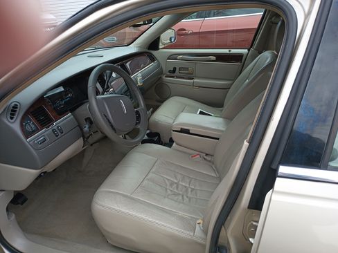 Used 2006 Lincoln Town Car Signature image 8