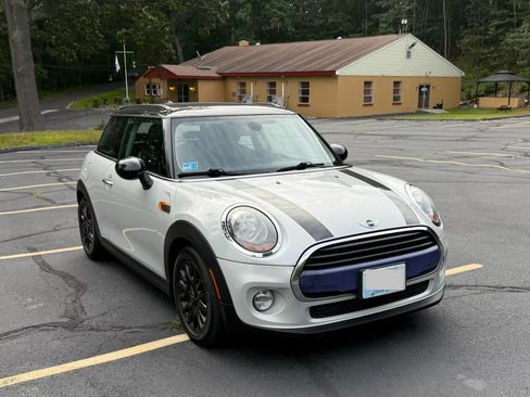 Used 2017 MINI Cooper 2-Door Hardtop image 5