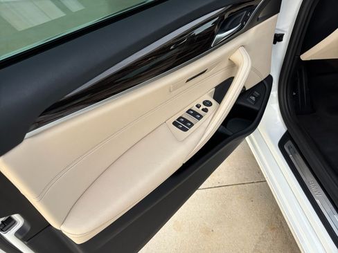 Used 2021 BMW 530i w/ Premium Package RWD image 8