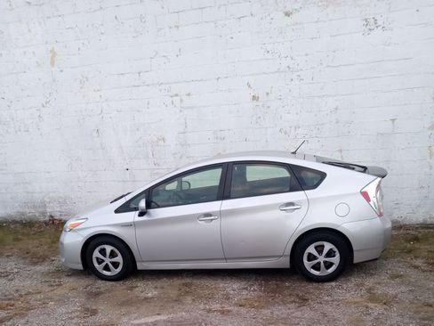 Used 2015 Toyota Prius Two image 2