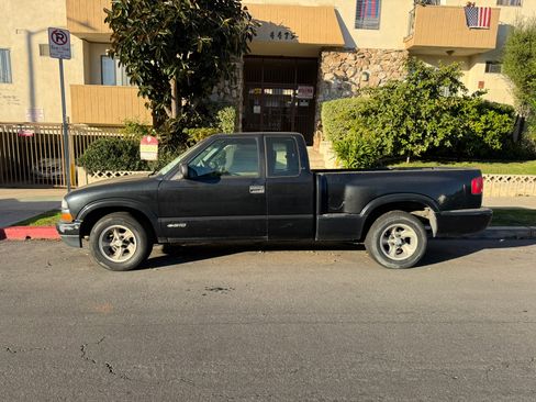 Used 1998 Chevrolet S10 Pickup LS w/ Preferred Equipment Group image 8