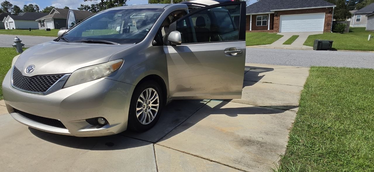 Used 2015 Toyota Sienna XLE FWD image 18