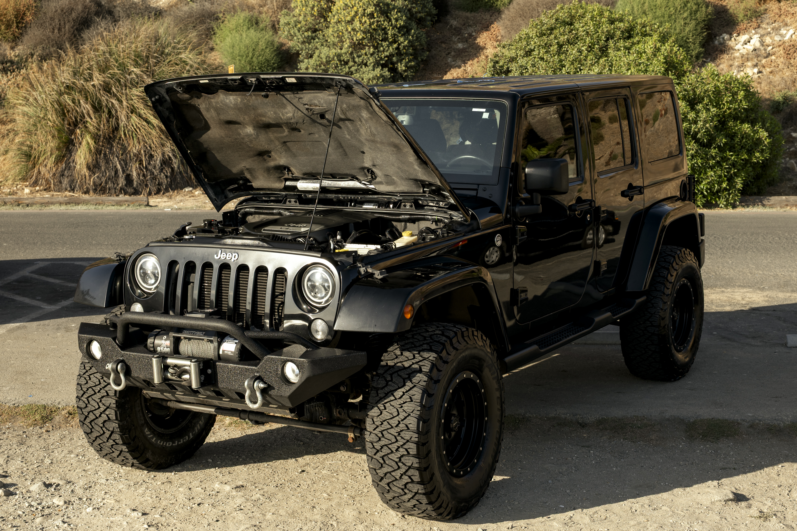 Used 2015 Jeep Wrangler Unlimited Sahara w/ Connectivity Group AWD/4WD image 14