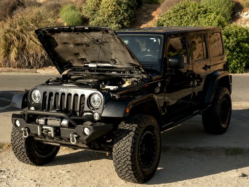 Used 2015 Jeep Wrangler Unlimited Sahara w/ Connectivity Group AWD/4WD image 14