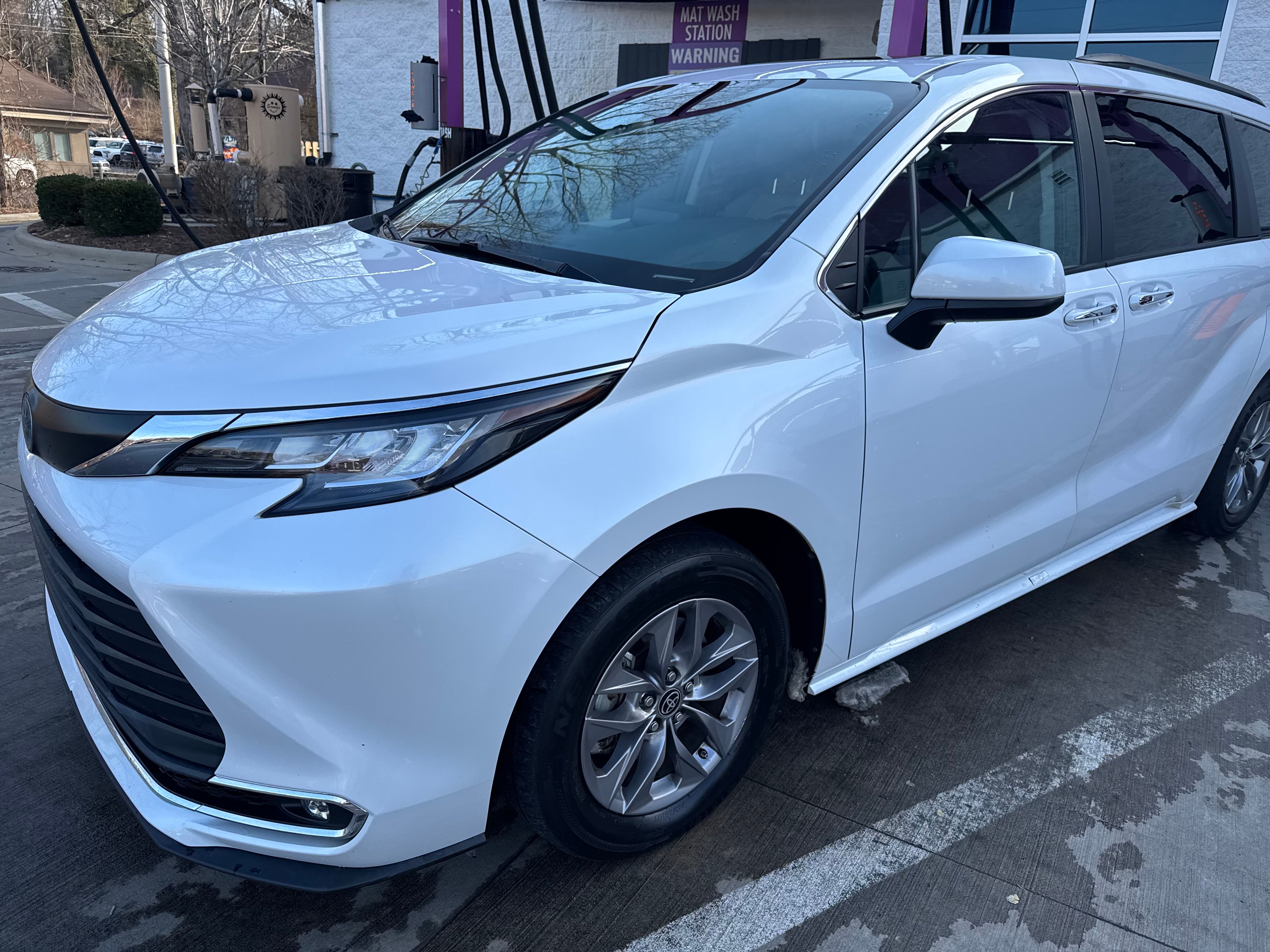 Used 2023 Toyota Sienna XLE FWD image 2