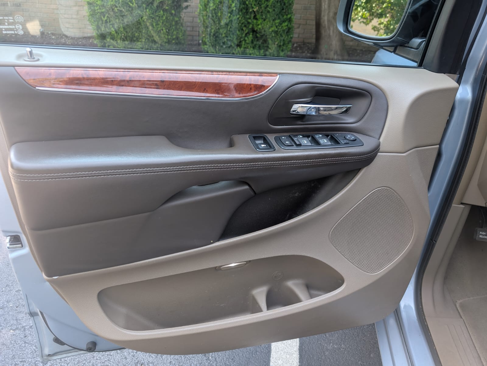 Used 2013 Chrysler Town & Country Touring-L w/ Entertainment Group #2 FWD image 16