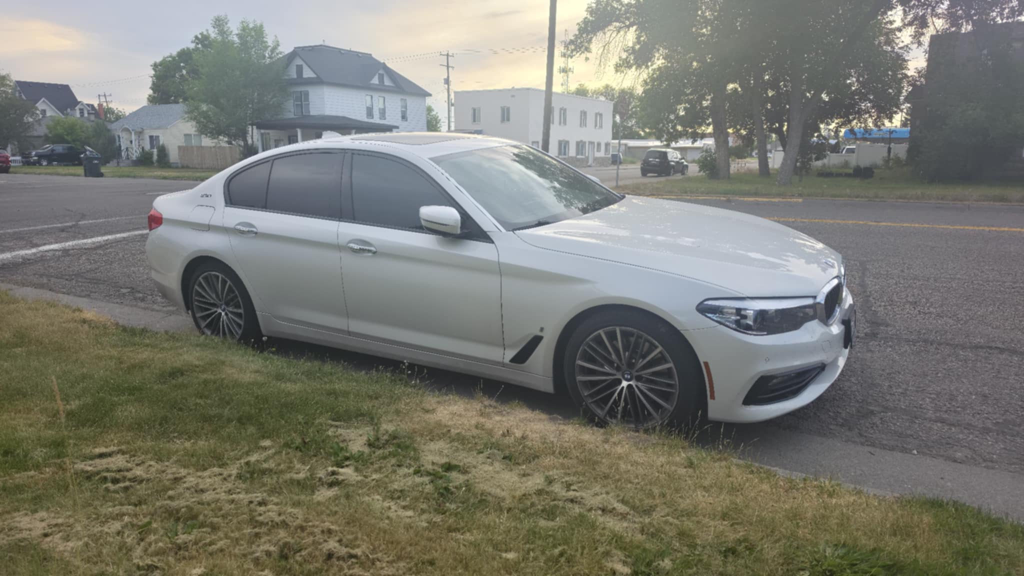 Used 2018 BMW 530e w/ Premium Package 2 RWD image 2