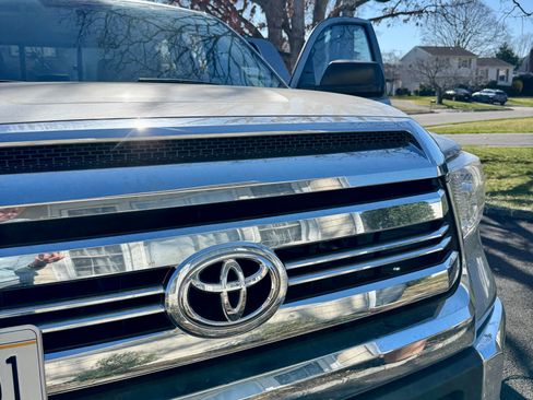 Used 2017 Toyota Tundra SR5 w/ SR5 Upgrade Package AWD/4WD image 11