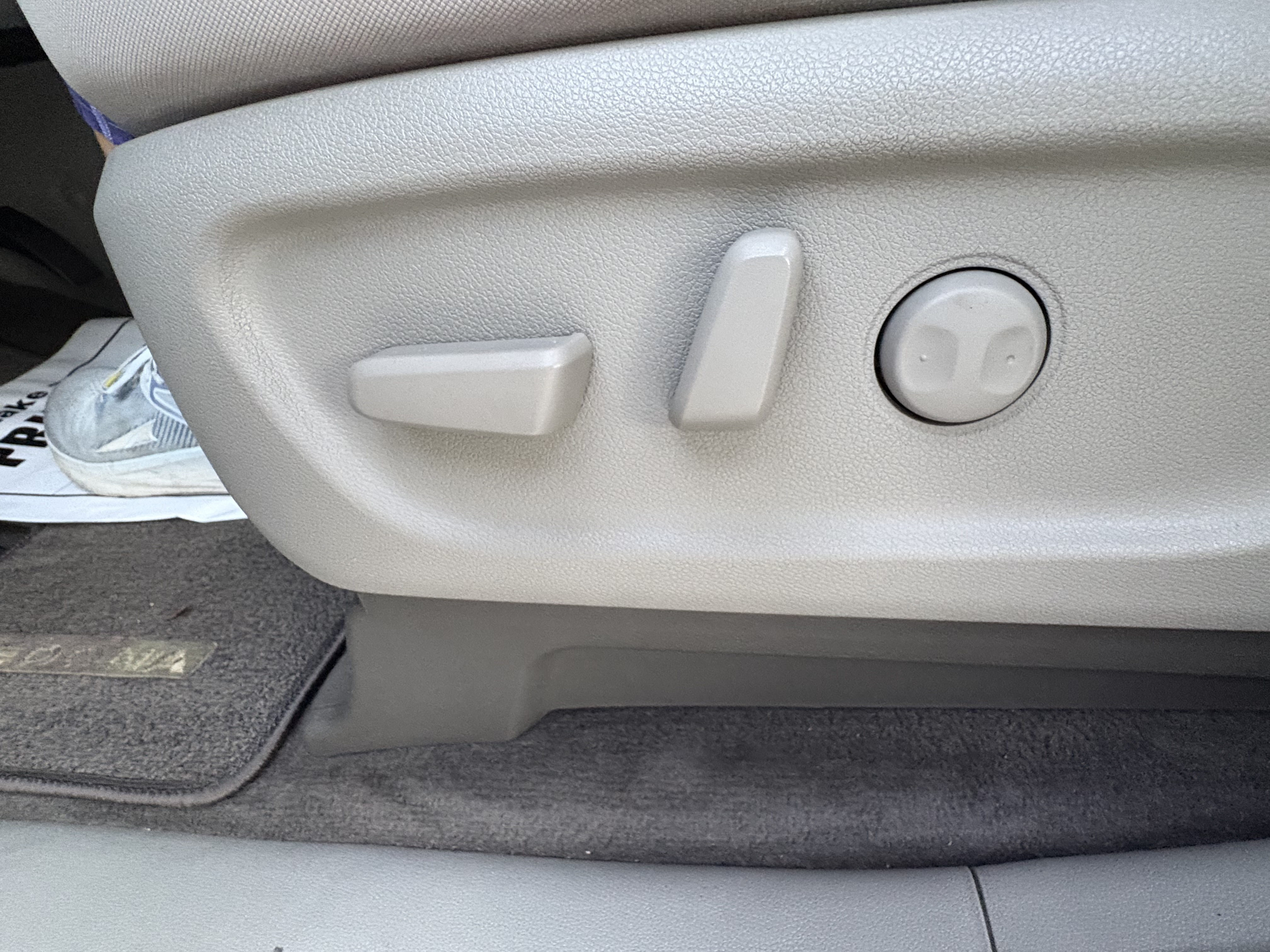 Used 2016 Kia Sedona LX w/ Option Group 020 FWD image 8