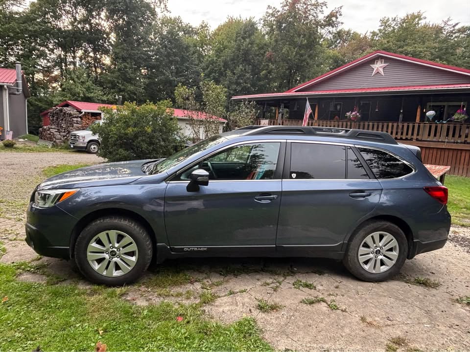 Used 2017 Subaru Outback 2.5i Premium AWD/4WD image 1