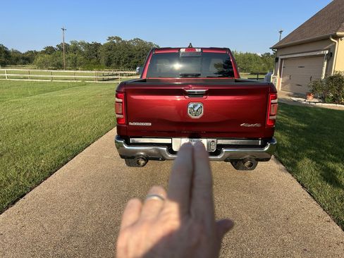 Used 2019 RAM 1500 Laramie AWD/4WD image 10