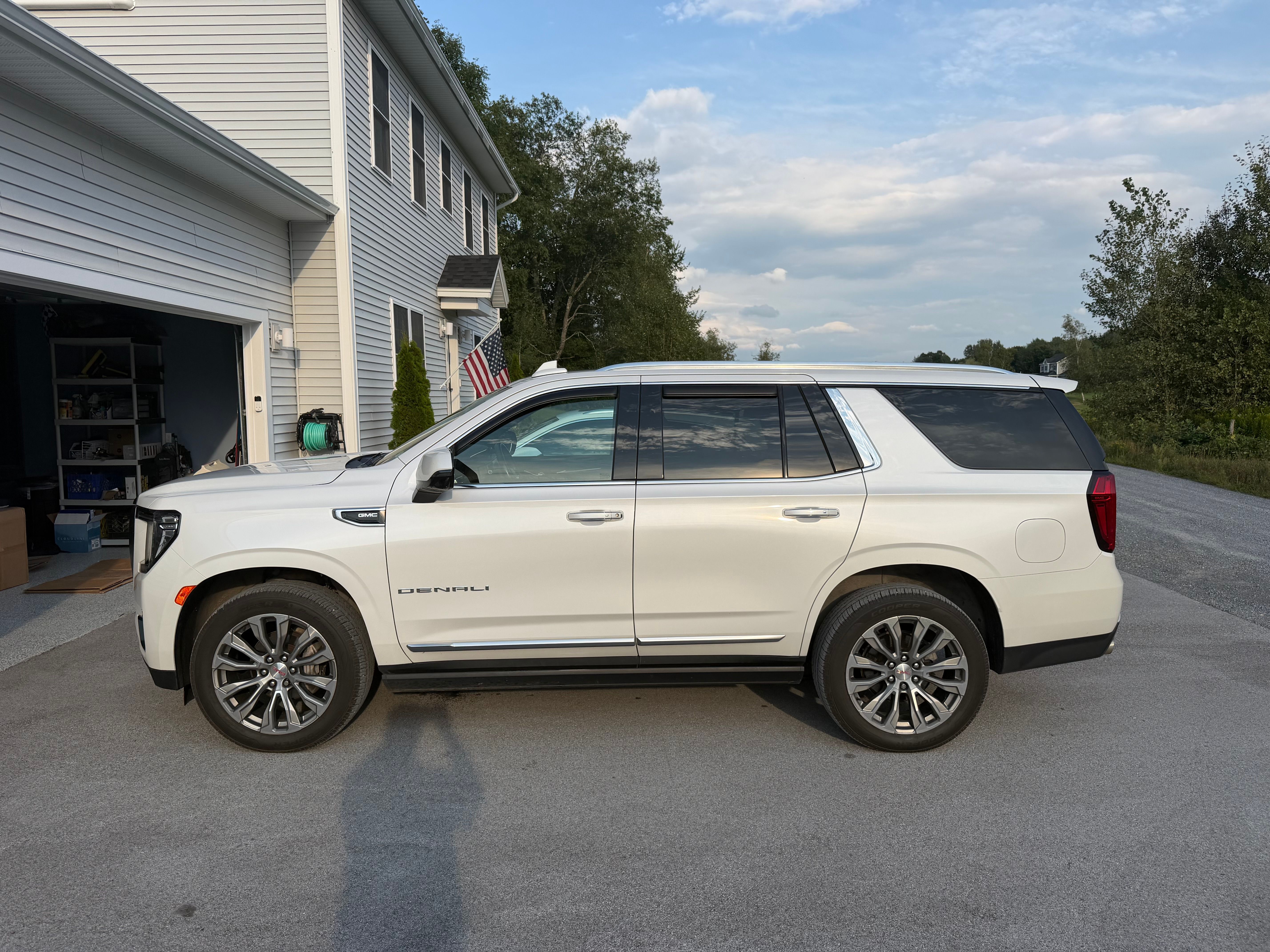 Used 2021 GMC Yukon Denali w/ Denali Premium Package AWD/4WD image 4