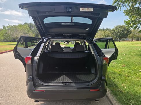 Used 2020 Toyota RAV4 XLE w/ Convenience Package FWD image 9