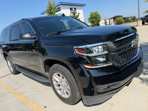 Used 2017 Chevrolet Suburban LT RWD image 2