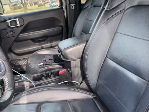 Used 2019 Jeep Wrangler Unlimited Sahara w/ Cold Weather Group image 5