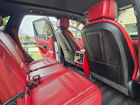 Used 2023 Porsche Cayenne Platinum Edition image 16