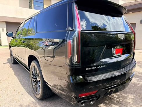 Used 2023 Cadillac Escalade ESV V w/ LPO, ONYX Package AWD/4WD image 5