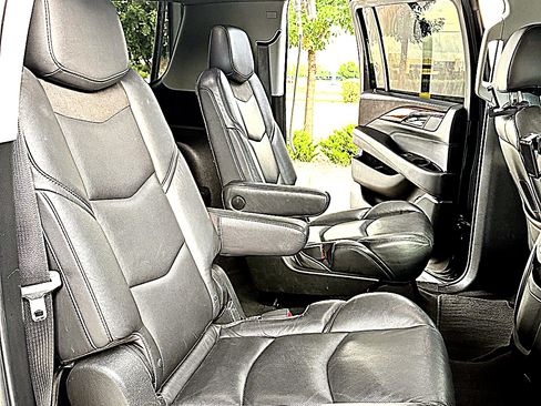 Used 2019 Cadillac Escalade ESV Luxury RWD image 9