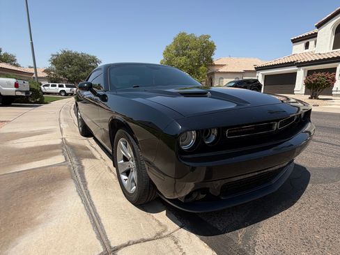 Used 2019 Dodge Challenger SXT RWD image 5