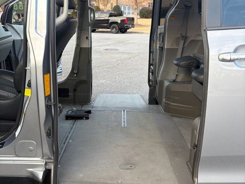 Used 2013 Toyota Sienna SE image 10