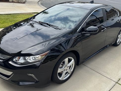 Used 2017 Chevrolet Volt LT FWD image 1