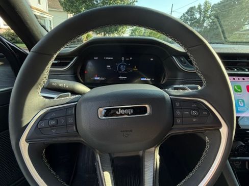 Used 2025 Jeep Grand Cherokee Limited w/ Black Appearance Package AWD/4WD image 11