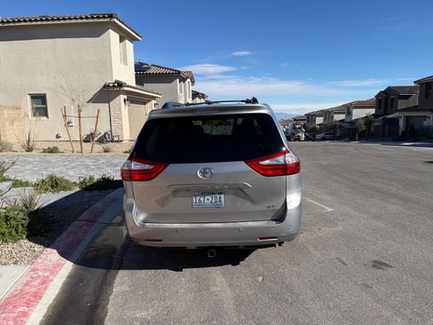 Used 2016 Toyota Sienna XLE image 4