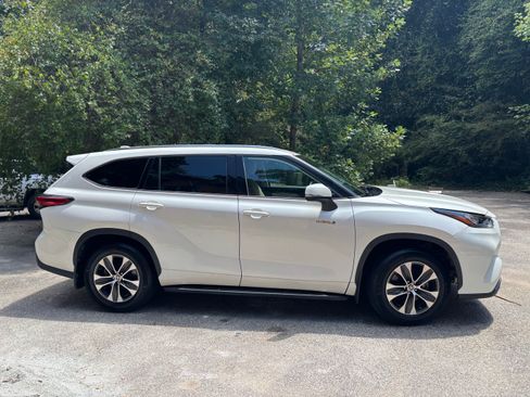 Used 2020 Toyota Highlander XLE FWD image 4