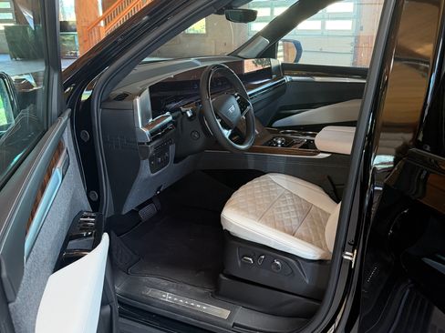 Used 2026 Cadillac Escalade ESV Platinum Sport AWD/4WD image 9