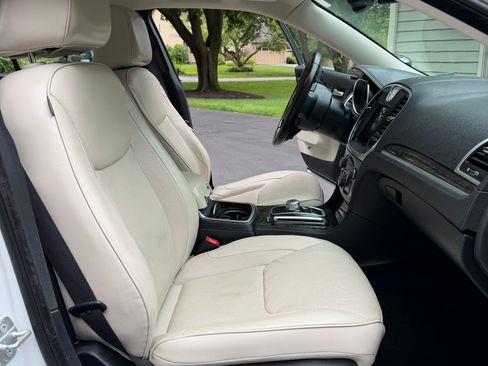 Used 2015 Chrysler 300 C RWD image 9