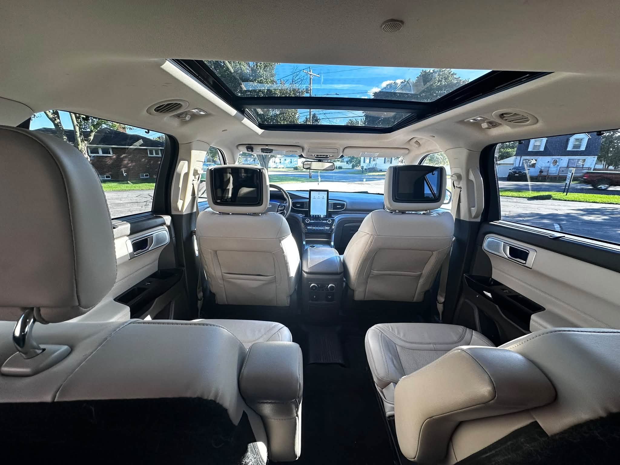 Used 2023 Ford Explorer Platinum w/ Technology Package AWD/4WD image 8