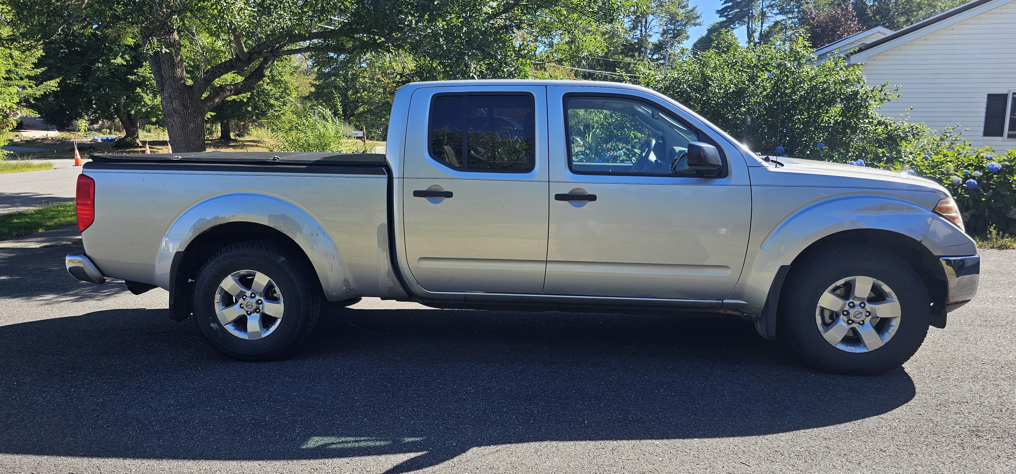 Used 2011 Nissan Frontier SV w/ SV Premium Utility Pkg AWD/4WD image 4