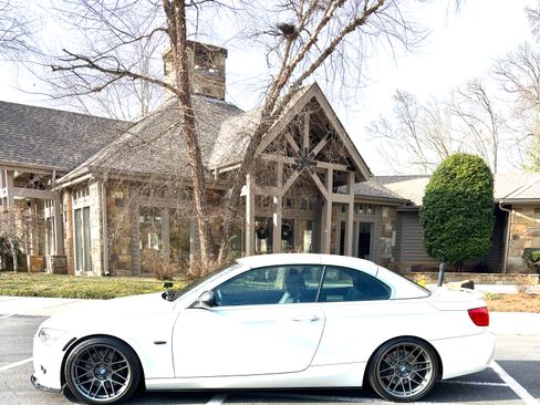 Used 2013 BMW 335i Convertible image 25
